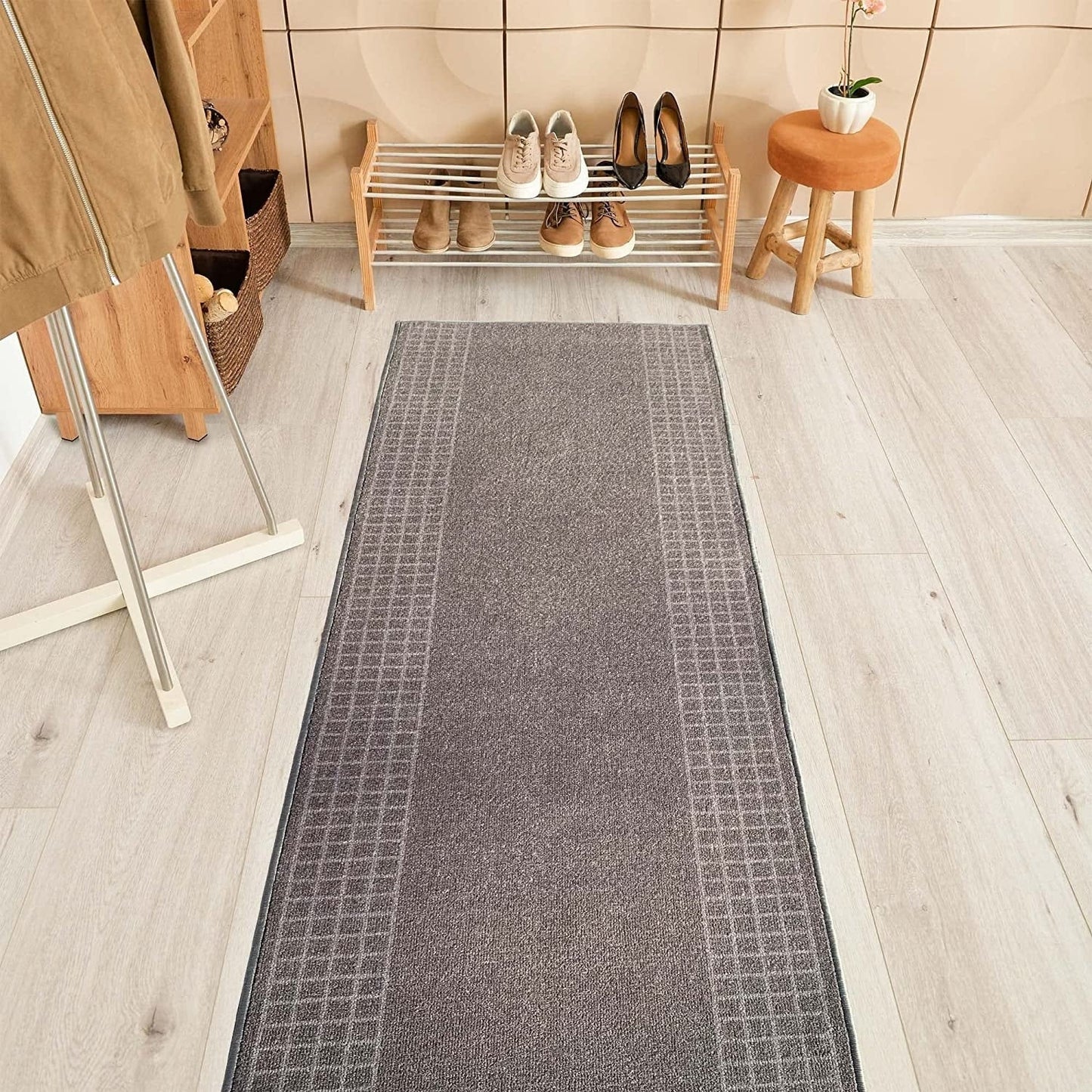 Tapis de couloir contemporain antidérapant à bordure à carreaux, 66 cm de large