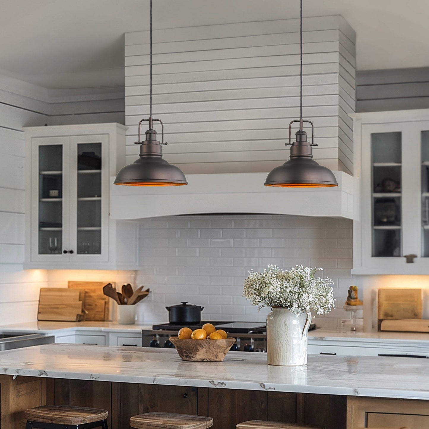 Suspension à une lumière de style industriel/fermier, en métal avec dôme et finition bronze huilé.