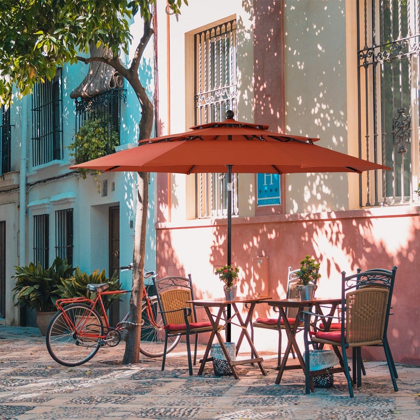 Parasol d'extérieur MAISON ARTS de 3 m (10 pi) à 3 niveaux, ventilé, avec inclinaison automatique et manivelle.