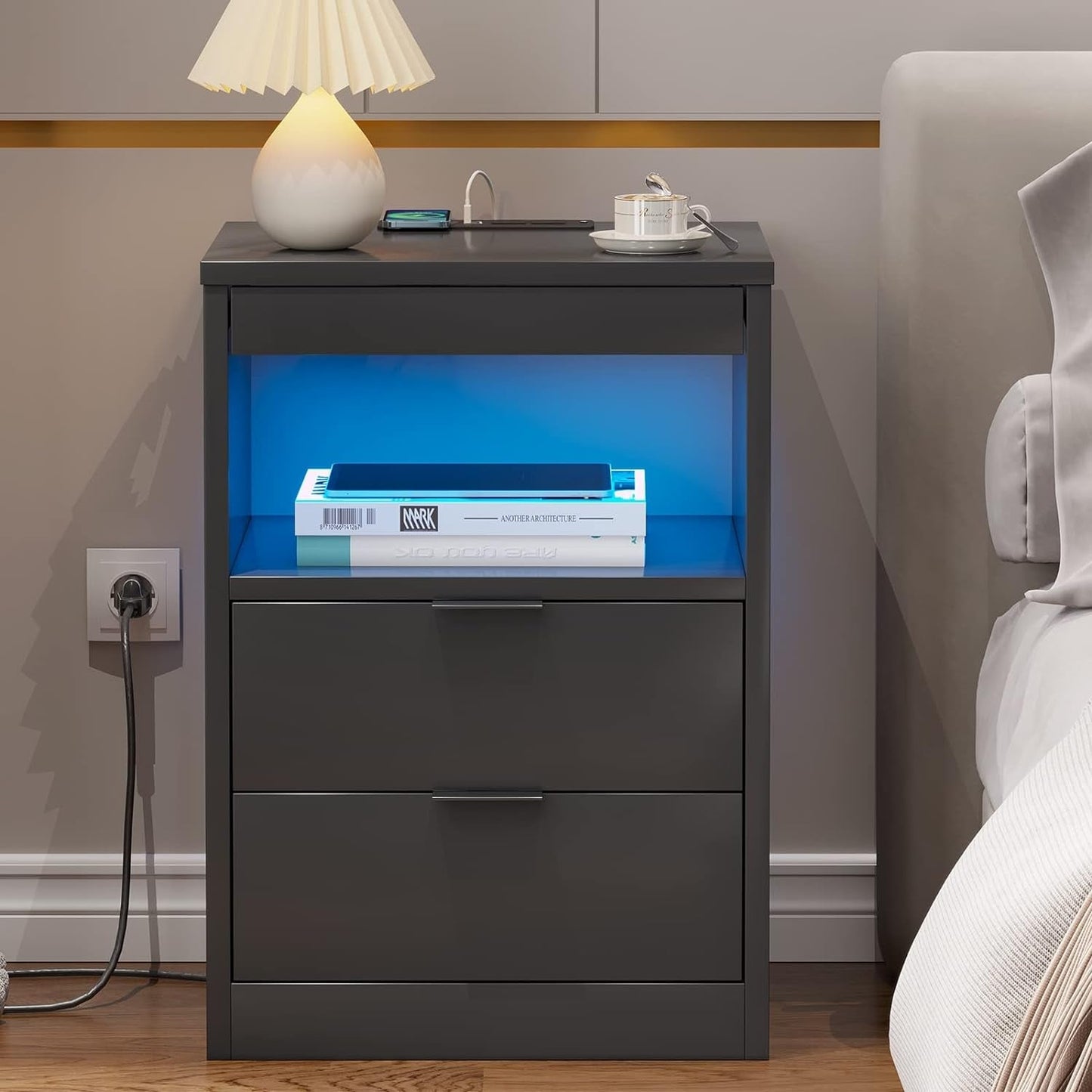 Table de chevet à 2 tiroirs avec éclairage LED et station de recharge sans fil. Étagère coulissante.