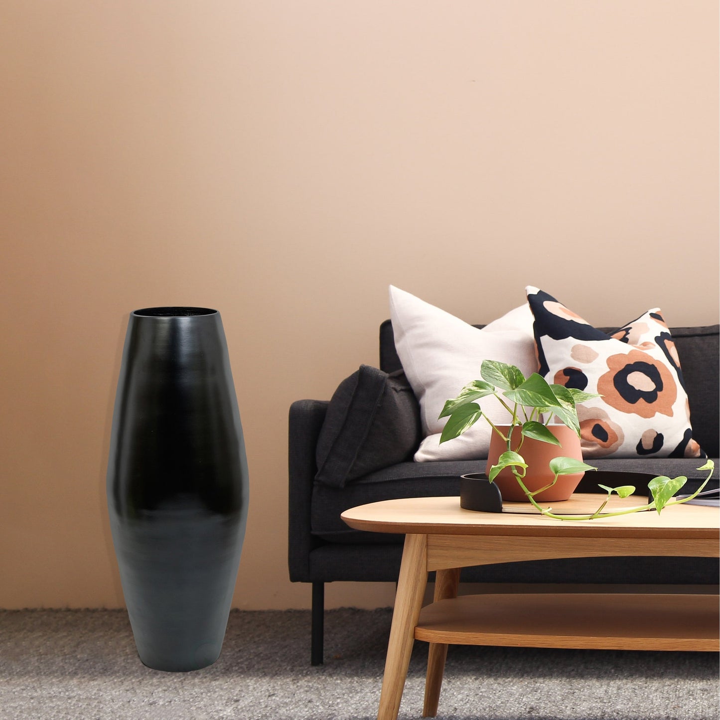 Vase cylindrique haut en bambou Uniquewise, élément décoratif pour les halls d'hôtel et les spas, idéal pour le salon ou le couloir.