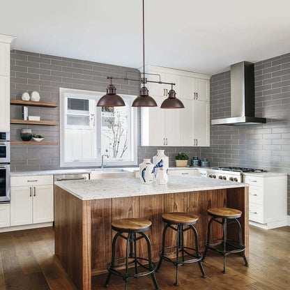 Suspension linéaire en métal rétro style ferme à 3 lumières, type dôme, idéale pour îlot de cuisine.