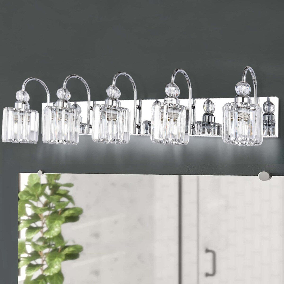 Applique murale moderne chromée/noire/dorée au-dessus d'un miroir, en cristal, pour salle de bain et toilettes.