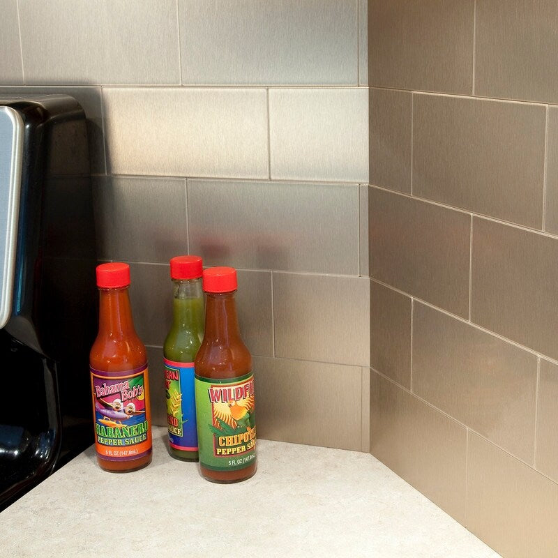 Ensemble de carreaux métalliques à grain court, couleur champagne brossé, 7,6 cm x 15,2 cm (3 po x 6 po), à décoller et à coller Aspect (1,4 m²).