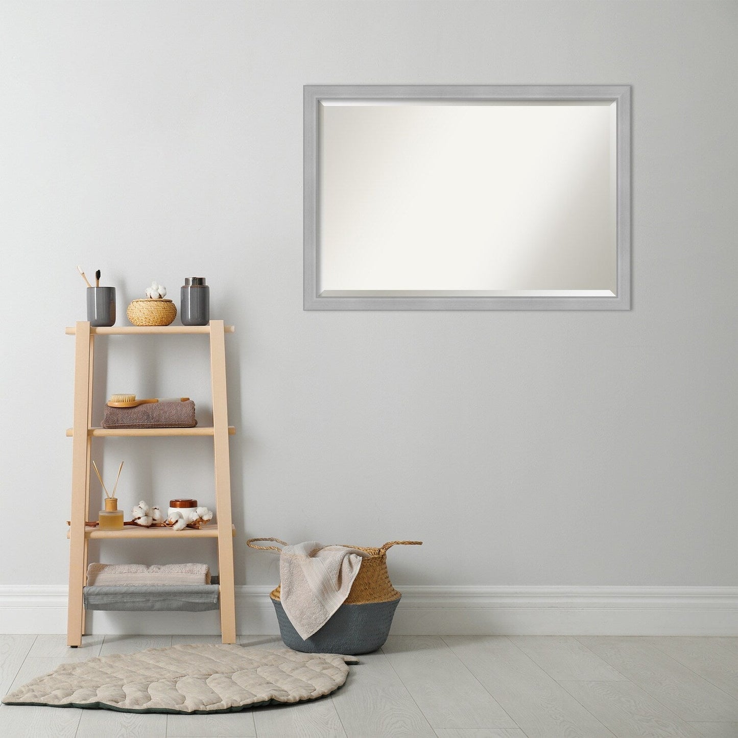Miroir mural biseauté pour salle de bain - Cadre Vista en nickel brossé