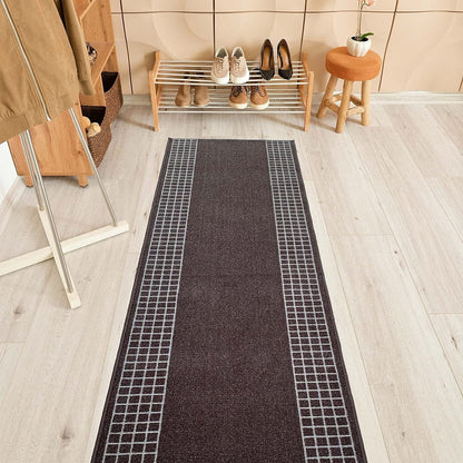Tapis de couloir contemporain antidérapant à bordure à carreaux, 66 cm de large