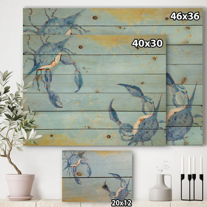 Designart « Bataille de crabes côtiers bleus », impression nautique et côtière sur bois de pin naturel - Bleu