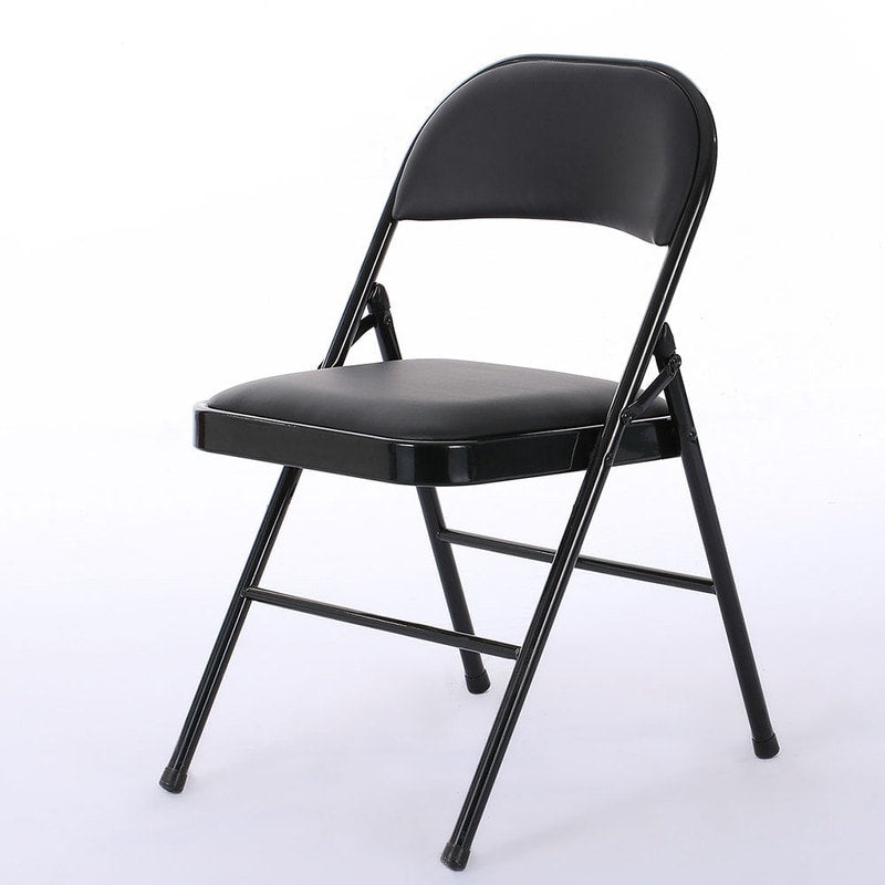 Lot de 4 chaises pliantes noires avec assise rembourrée en cuir.