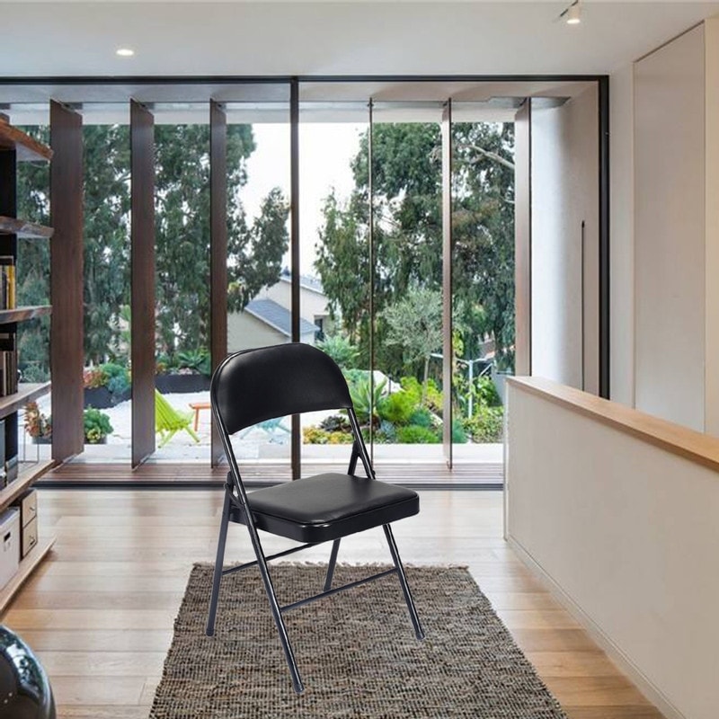 Lot de 4 chaises pliantes noires avec assise rembourrée en cuir.