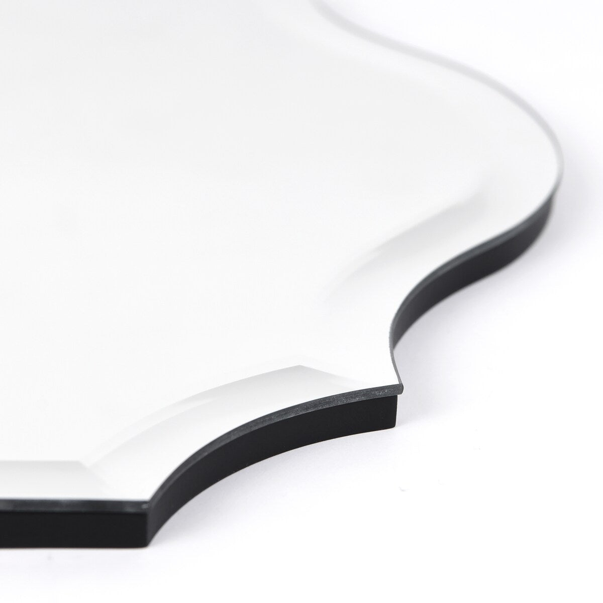 Miroir mural festonné élégant, oblong et biseauté, sans cadre