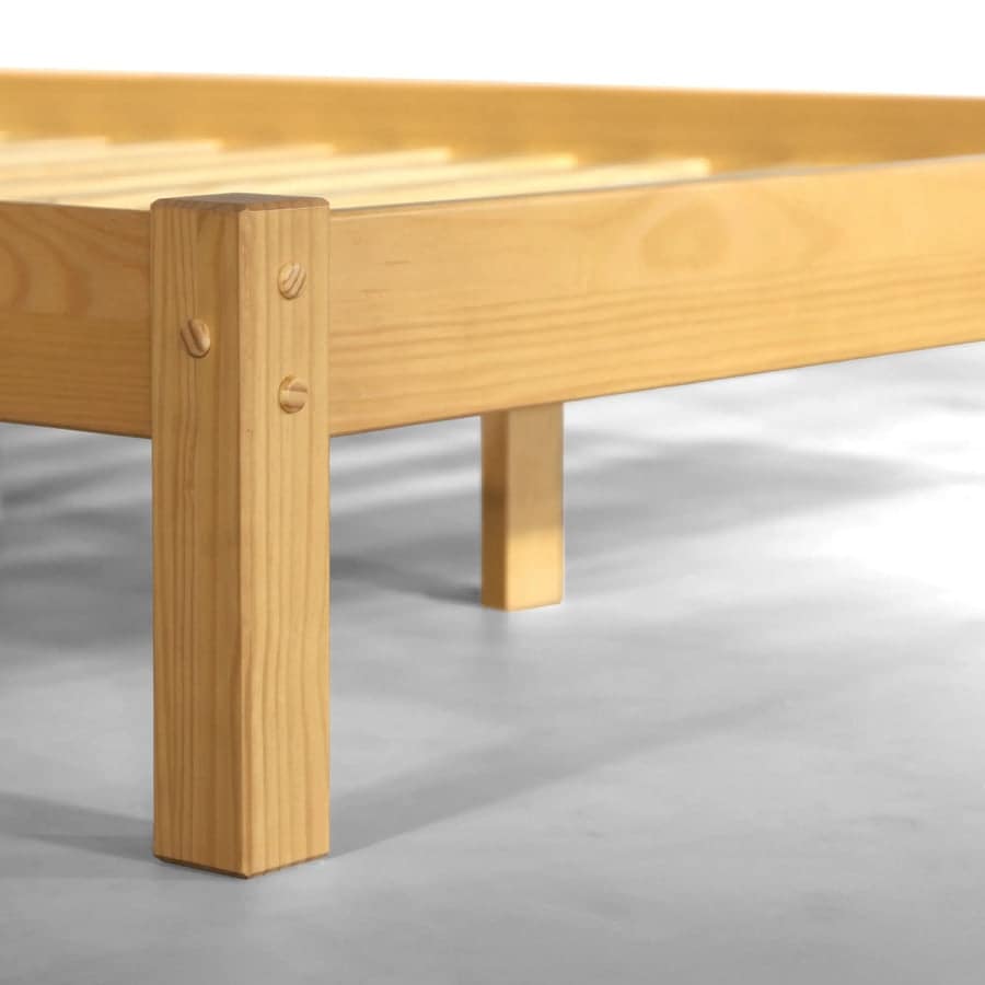 Lit plateforme en bois massif de style shaker avec meubles en bois de grain