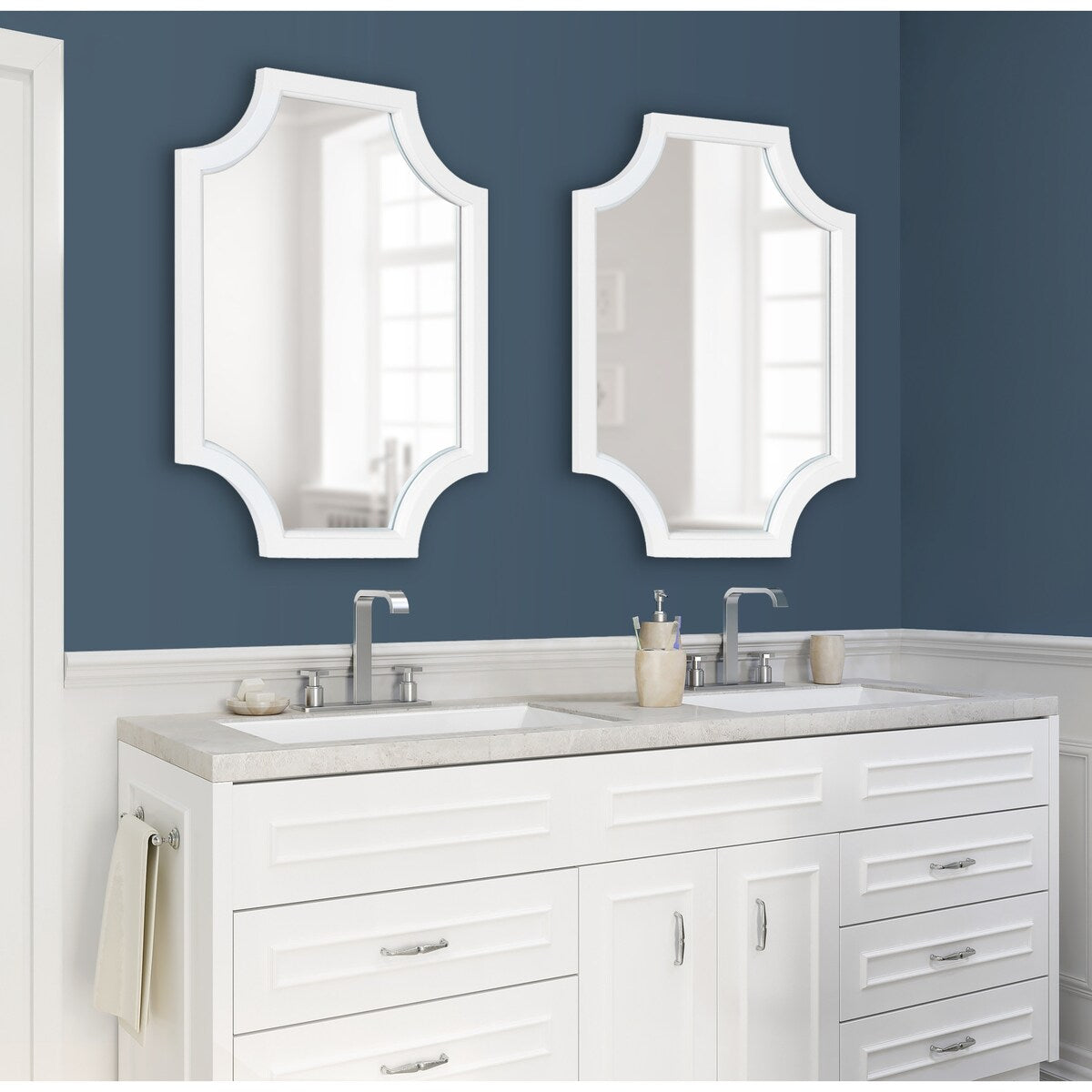 Miroir à cadre en bois festonné Kate et Laurel Hogan