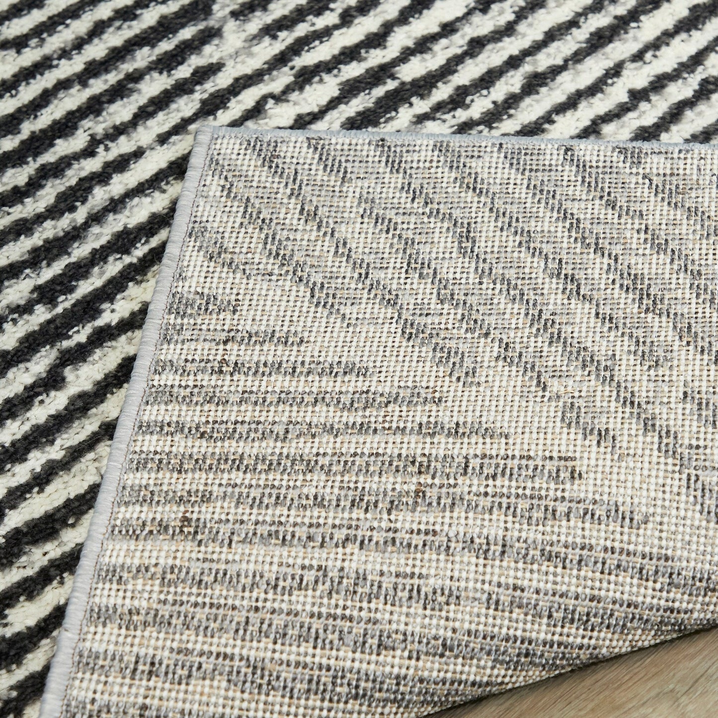 Tapis Larsen moderne à rayures variées
