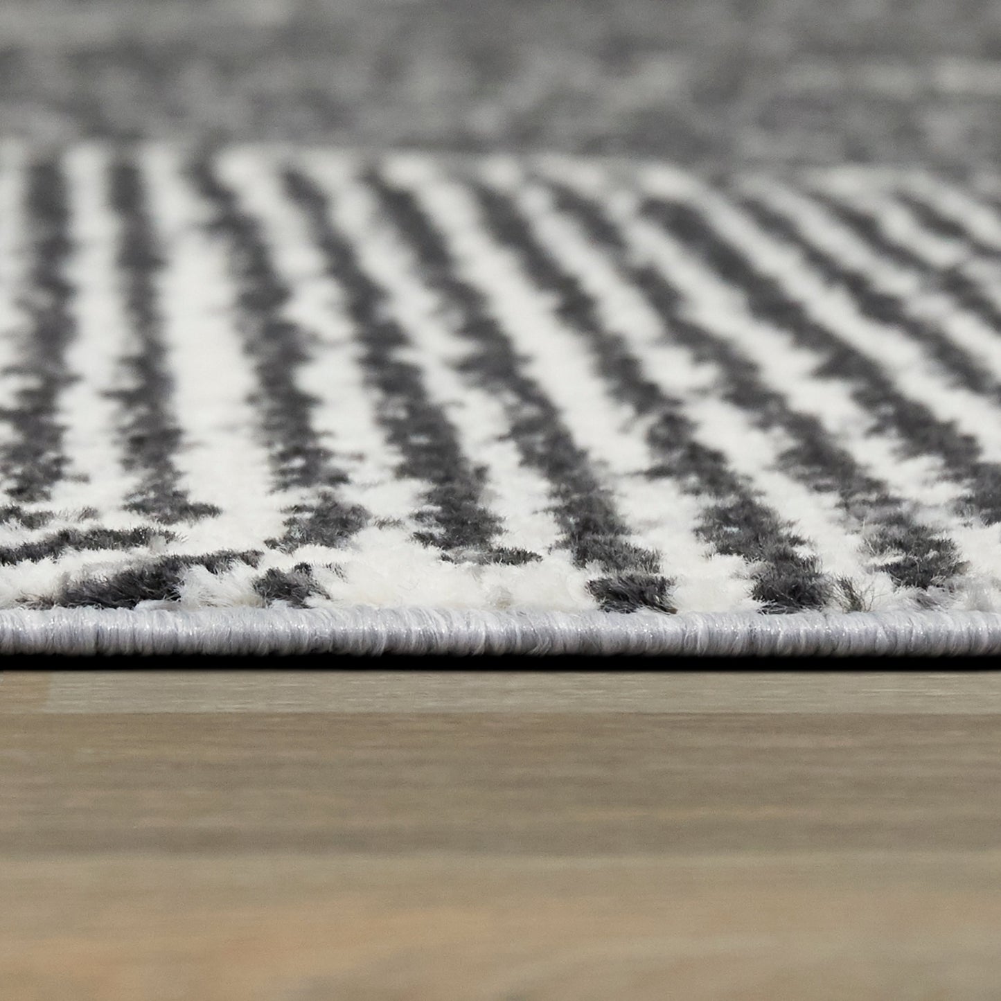 Tapis Larsen moderne à rayures variées