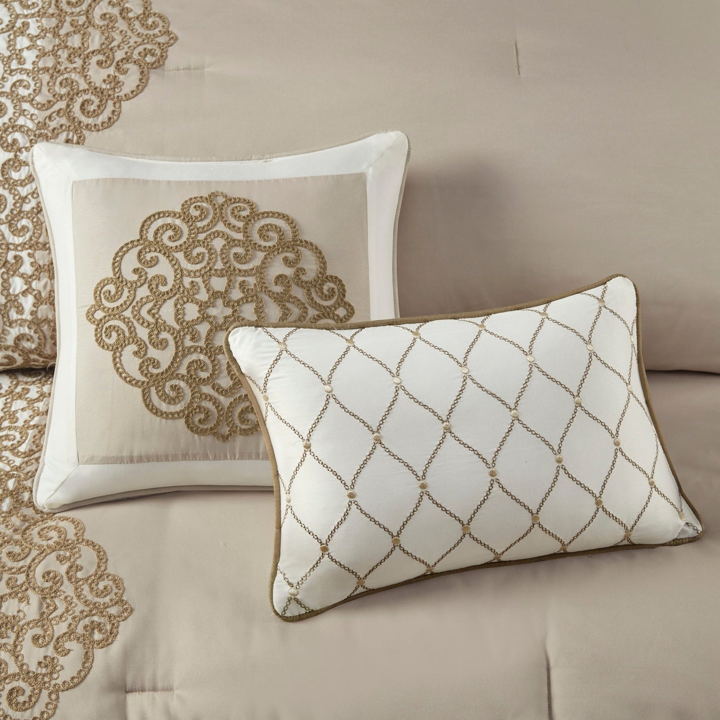 Ensemble de couette en microfibre brodée 8 pièces Madison Park Vera