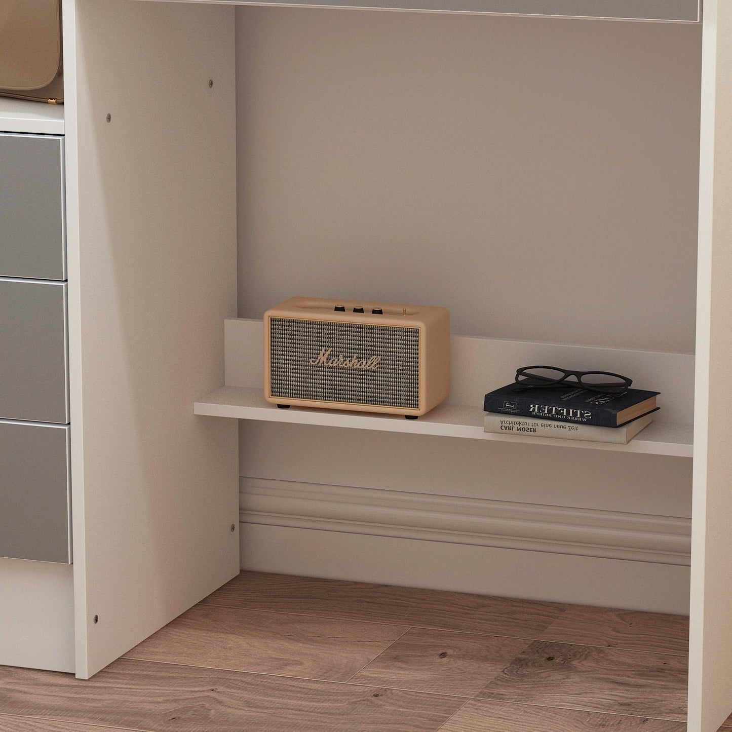 Ensemble de maquillage avec miroir et tabouret