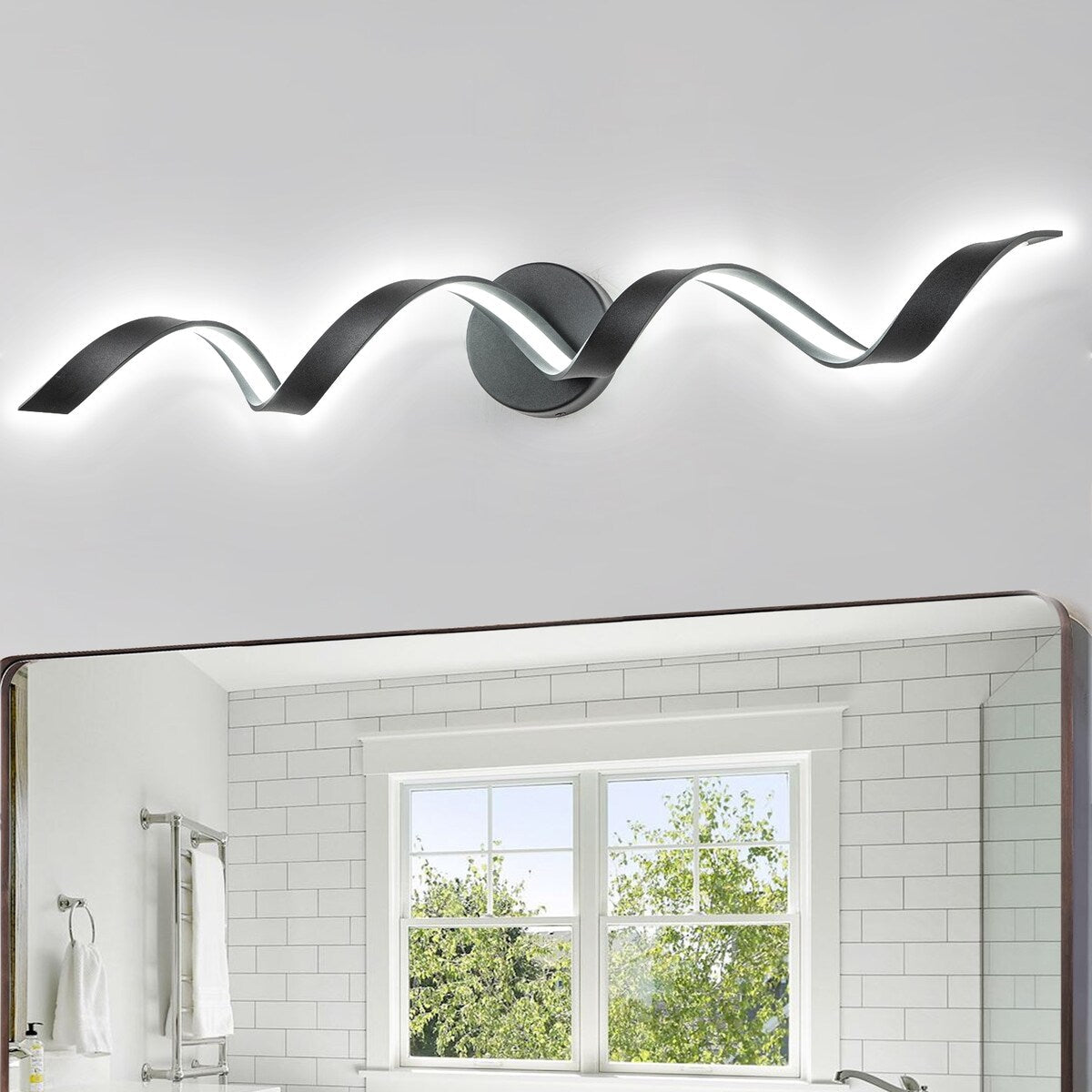 Applique murale LED moderne en spirale pour salle de bain, à intensité variable.