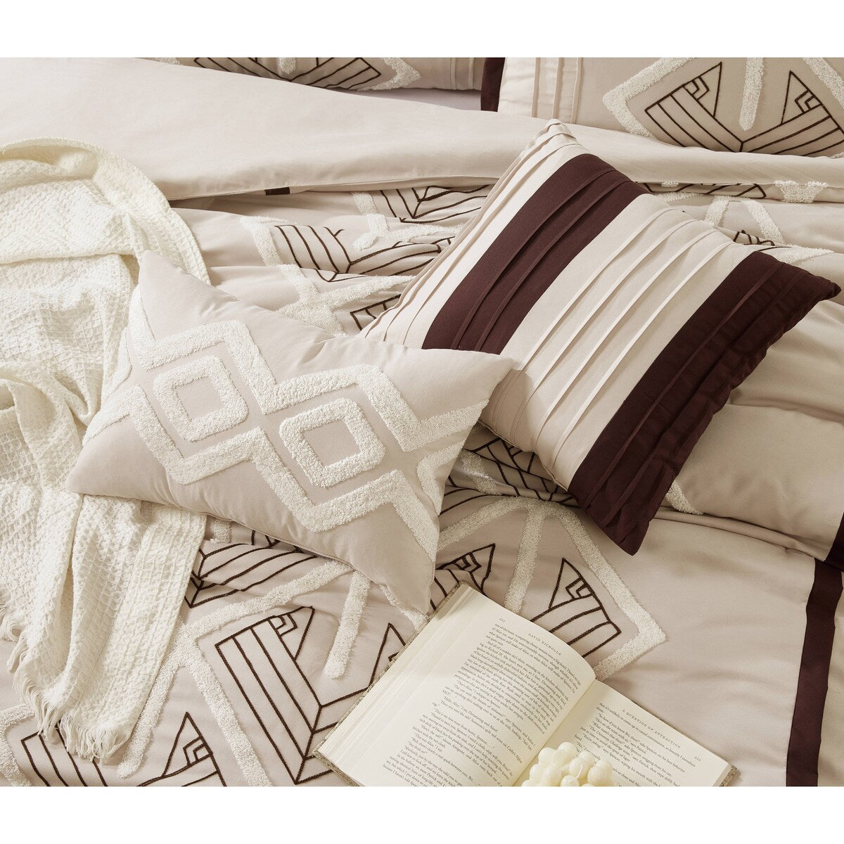 Ensemble de couette brodée en éponge Nanshing Corina 7 pièces