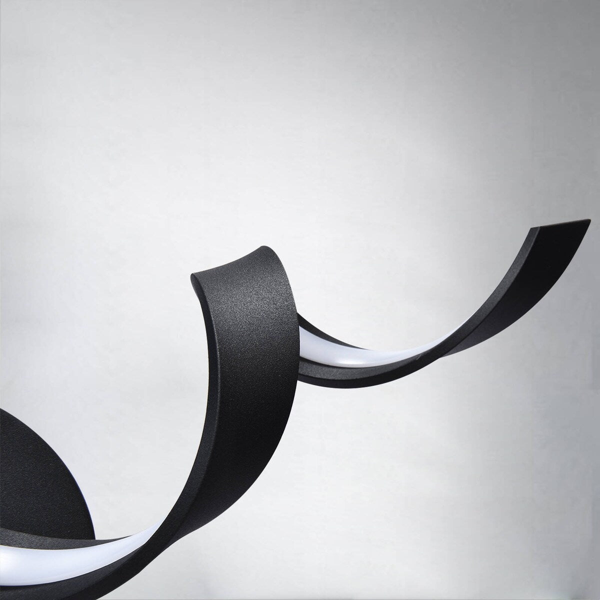 Applique murale LED moderne en spirale pour salle de bain, à intensité variable.