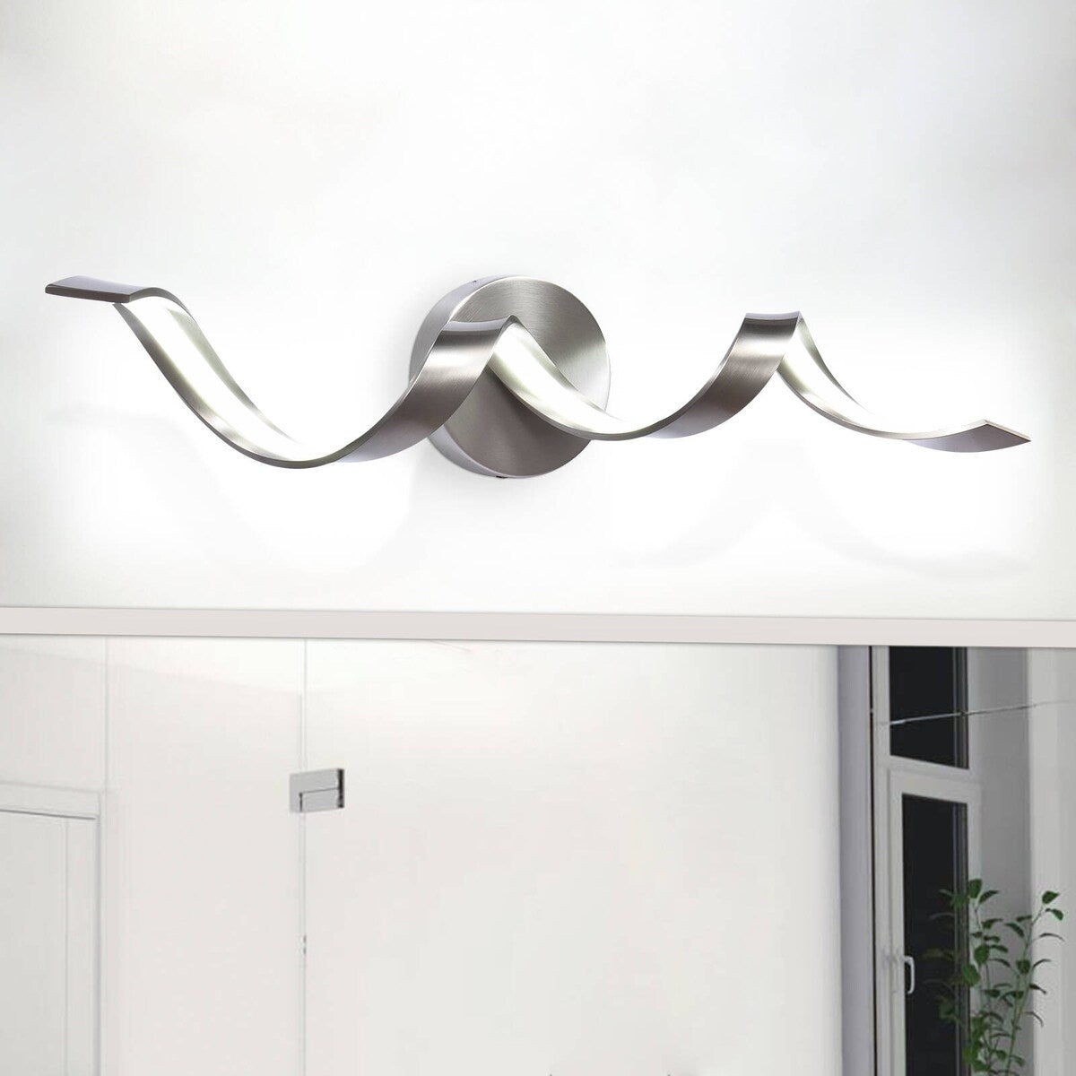 Applique murale LED moderne en spirale pour salle de bain, à intensité variable.