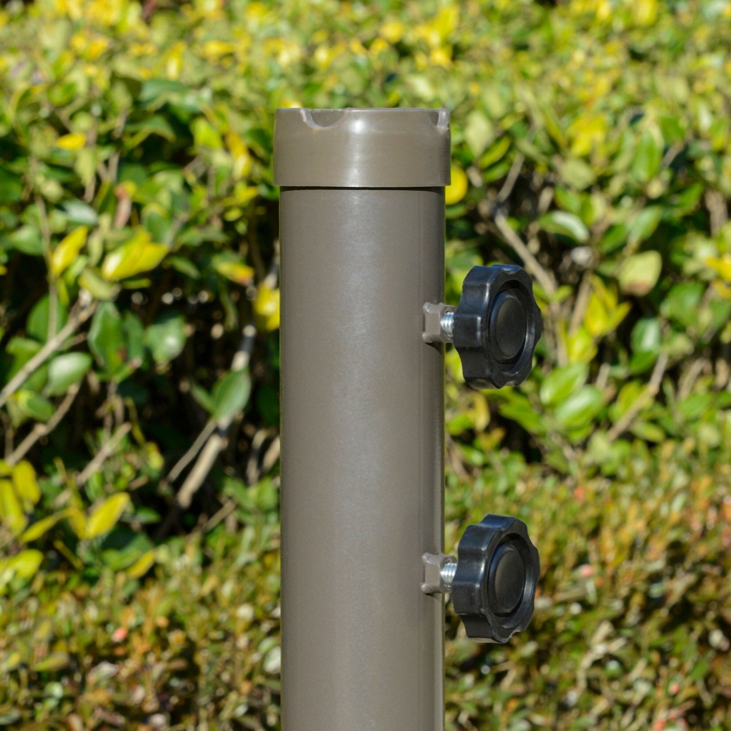 Parasol déporté Outsunny 9' à 2 niveaux avec manivelle, base en croix et 8 baleines, pour jardin et terrasse.