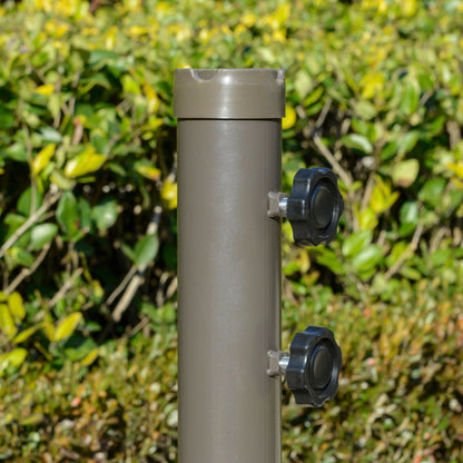 Parasol déporté Outsunny 9' à 2 niveaux avec manivelle, base en croix et 8 baleines, pour jardin et terrasse.