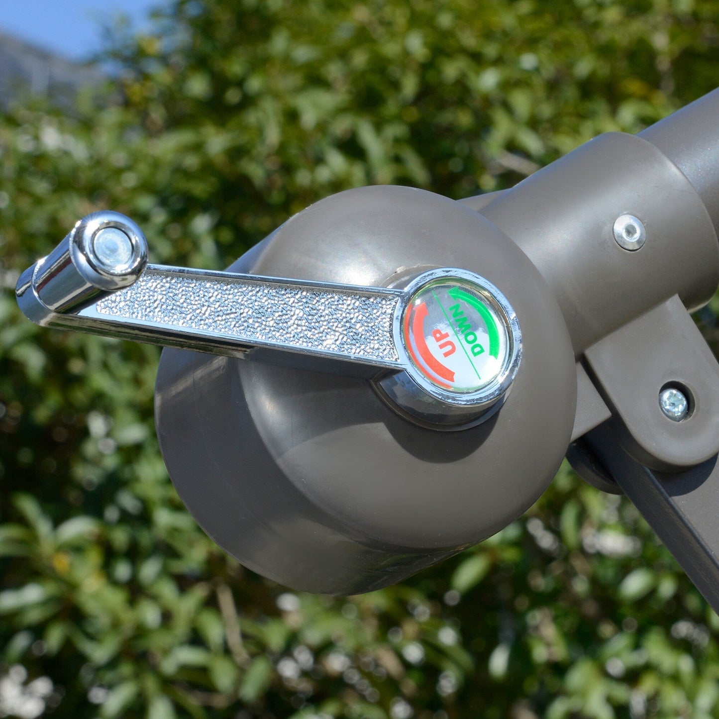 Parasol déporté Outsunny 9' à 2 niveaux avec manivelle, base en croix et 8 baleines, pour jardin et terrasse.