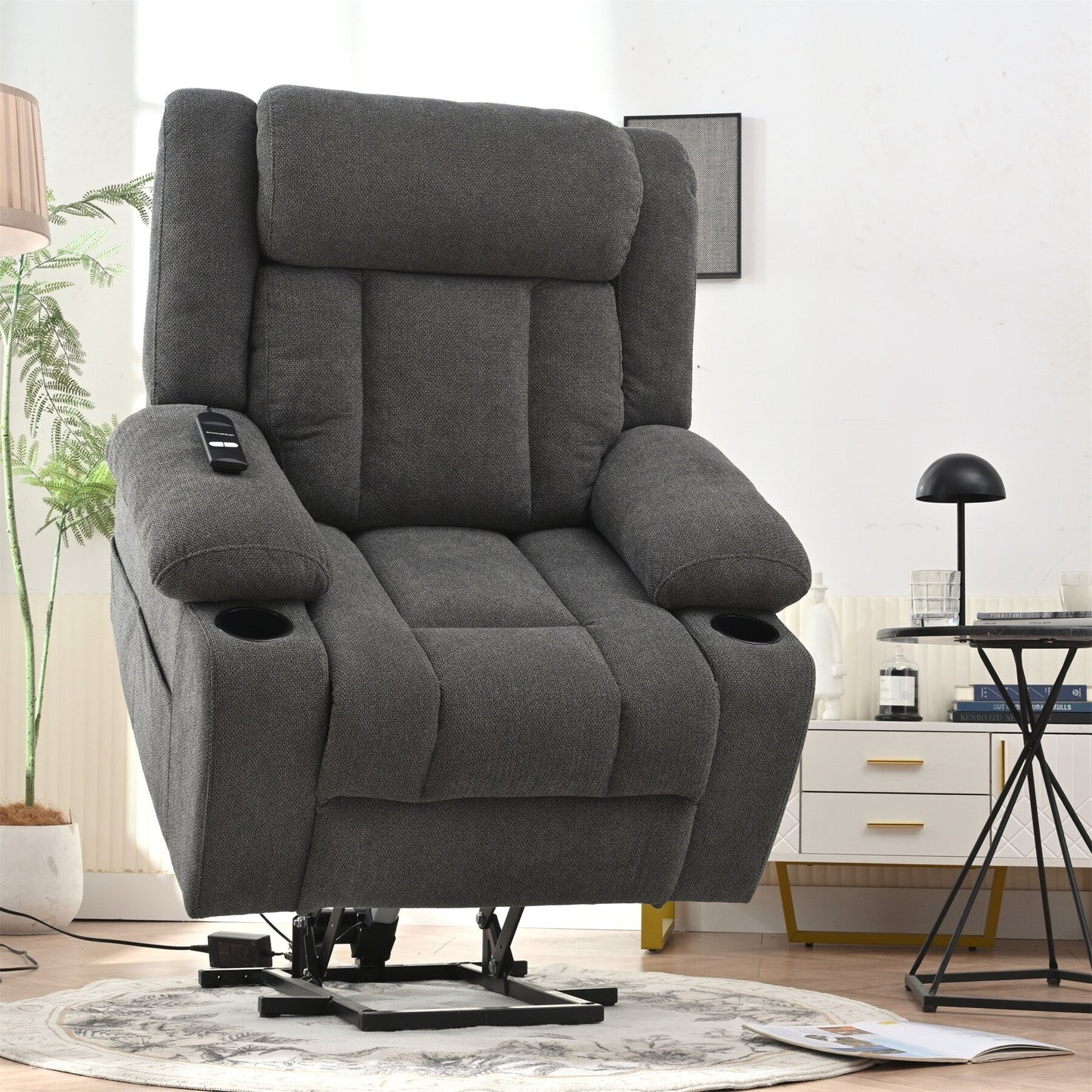 Fauteuil releveur électrique pour personnes âgées, en tissu, avec repose-pieds allongé, 2 porte-gobelets, poches latérales et télécommande.