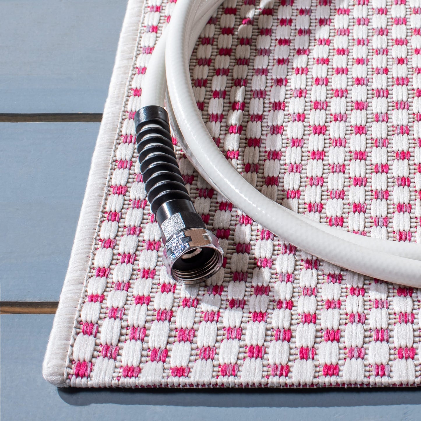 Tapis de patio/jardin imperméable SAFAVIEH Courtyard Begajeta pour intérieur/extérieur.