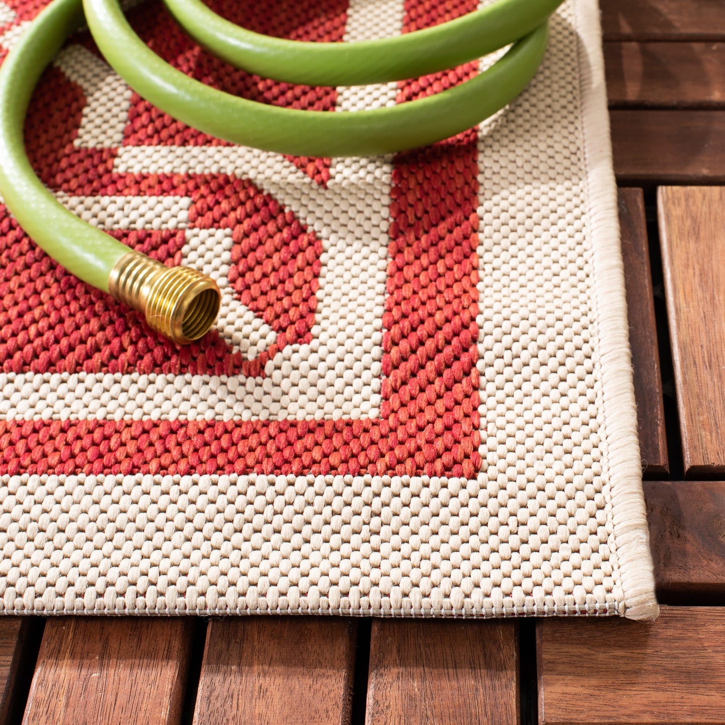 Tapis de jardin/terrasse imperméable SAFAVIEH Courtyard Thomasina