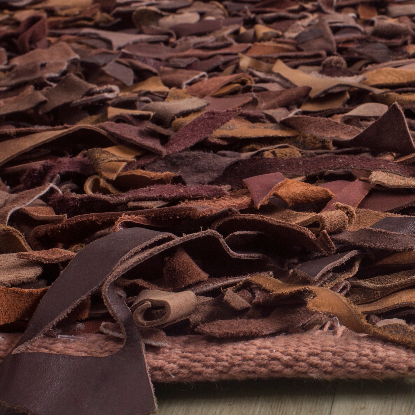 Tapis décoratif moderne SAFAVIEH en cuir shaggy fait main Doinita