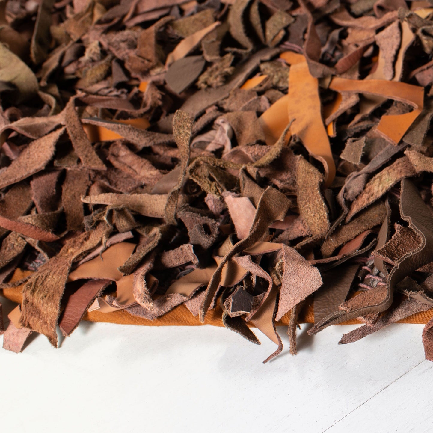 Tapis décoratif moderne SAFAVIEH en cuir shaggy fait main Doinita