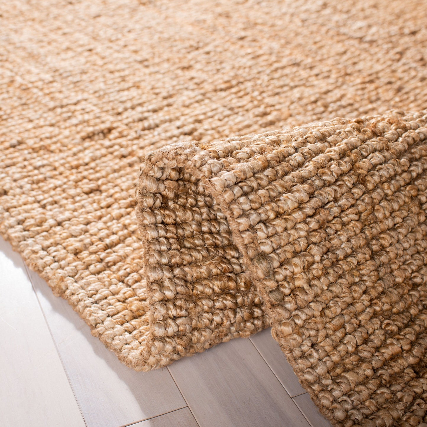 Tapis SAFAVIEH Nihada décontracté en fibre naturelle faite à la main, en jute unie.