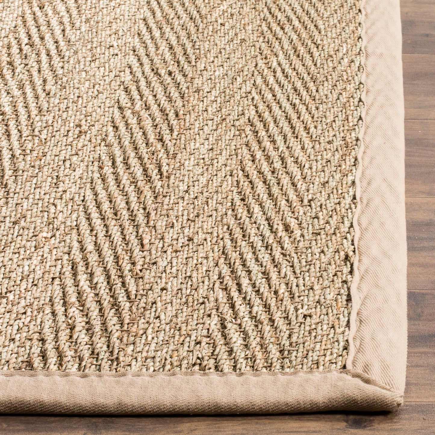 Tapis Trilby en fibres naturelles SAFAVIEH à chevrons en jonc de mer