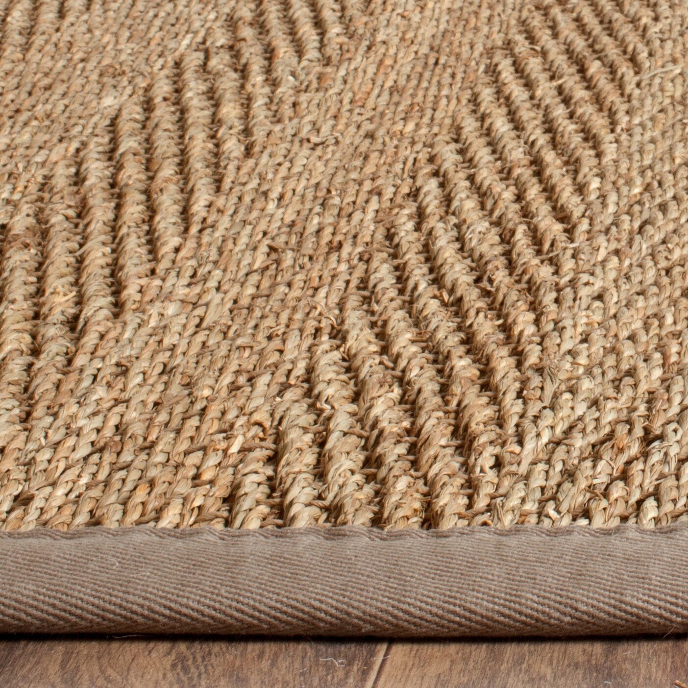 Tapis Trilby en fibres naturelles SAFAVIEH à chevrons en jonc de mer