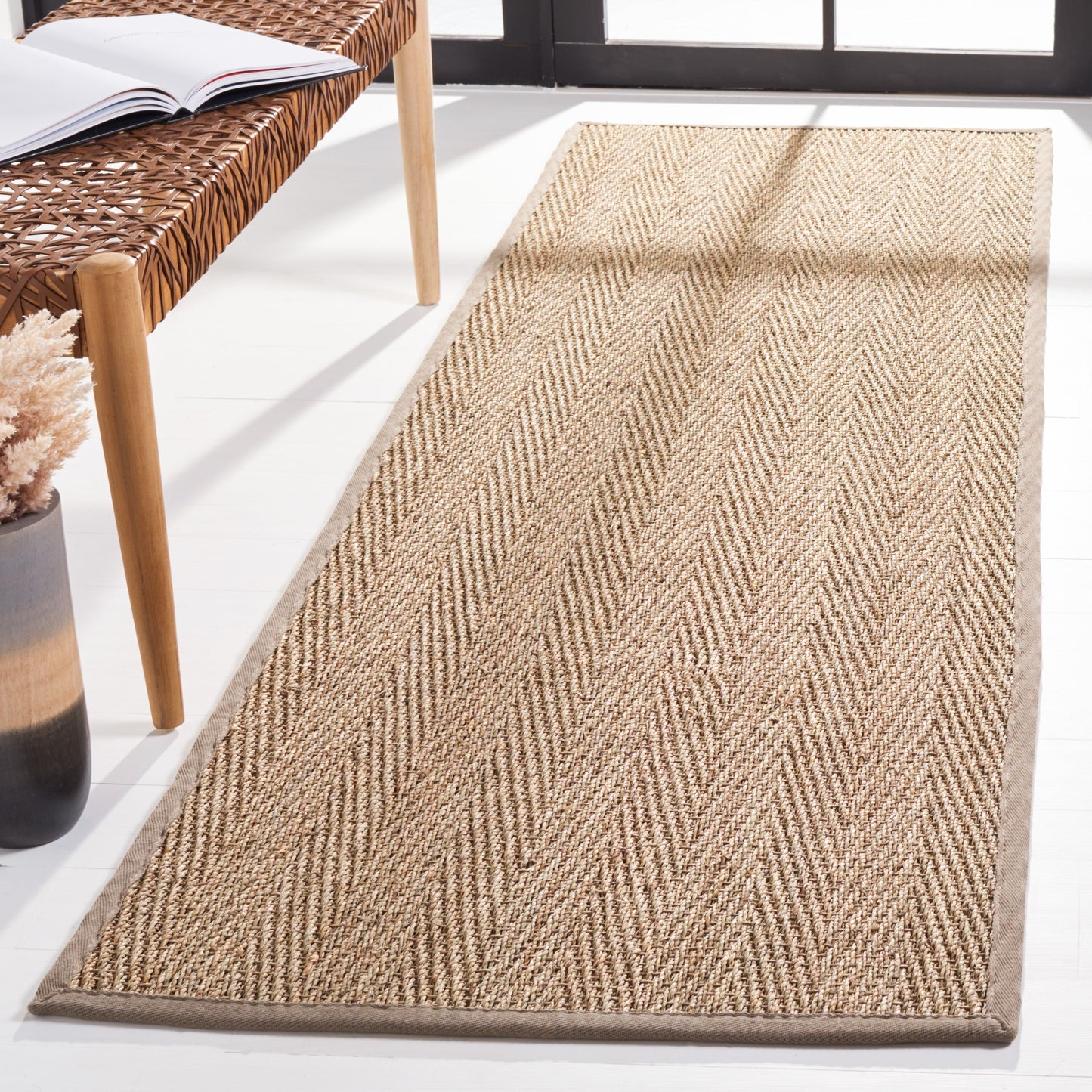 Tapis Trilby en fibres naturelles SAFAVIEH à chevrons en jonc de mer