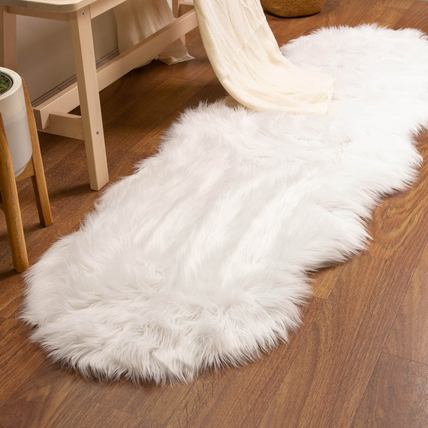 Tapis en fausse fourrure de mouton Silver Orchid Parrott