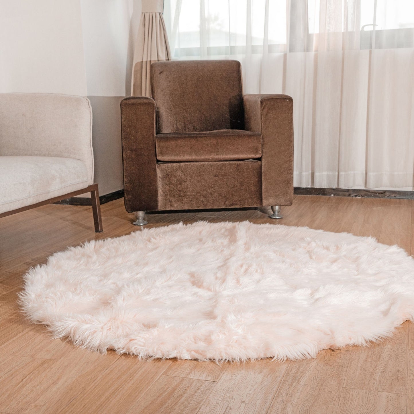 Tapis en fausse fourrure de mouton Silver Orchid Parrott