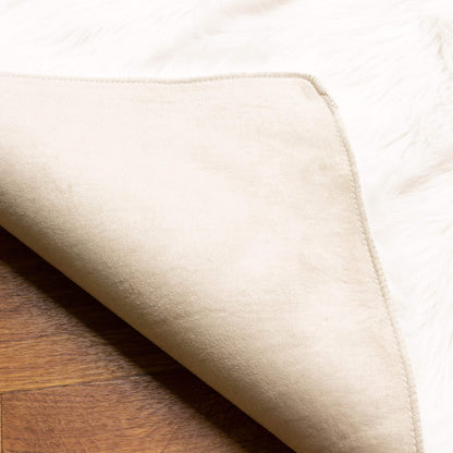 Tapis en fausse fourrure de mouton Silver Orchid Parrott