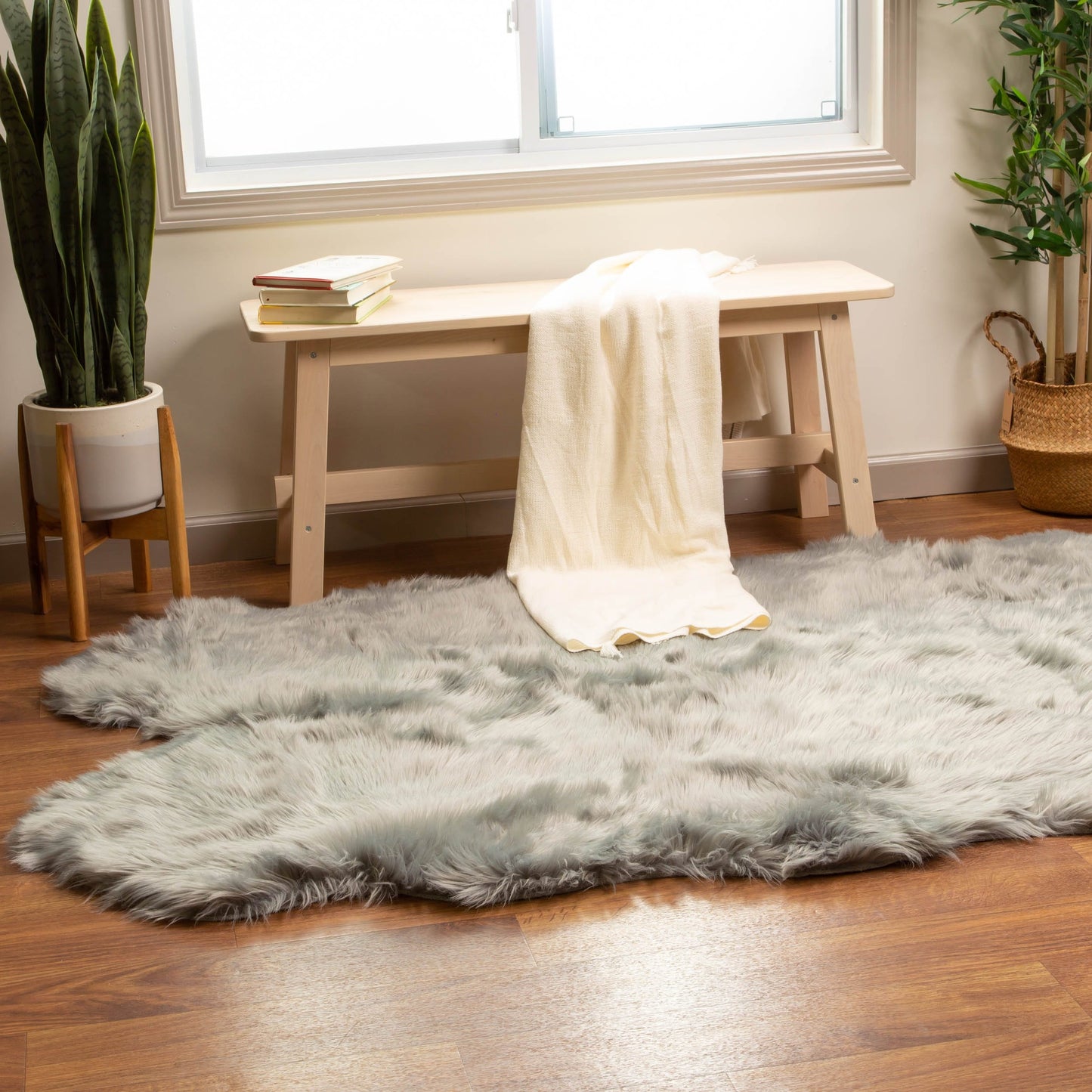 Tapis en fausse fourrure de mouton Silver Orchid Parrott