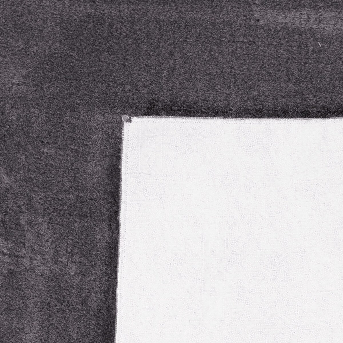 Tapis doux et lavable avec envers antidérapant, disponible en couleurs unies.