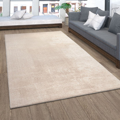 Tapis doux et lavable avec envers antidérapant, disponible en couleurs unies.
