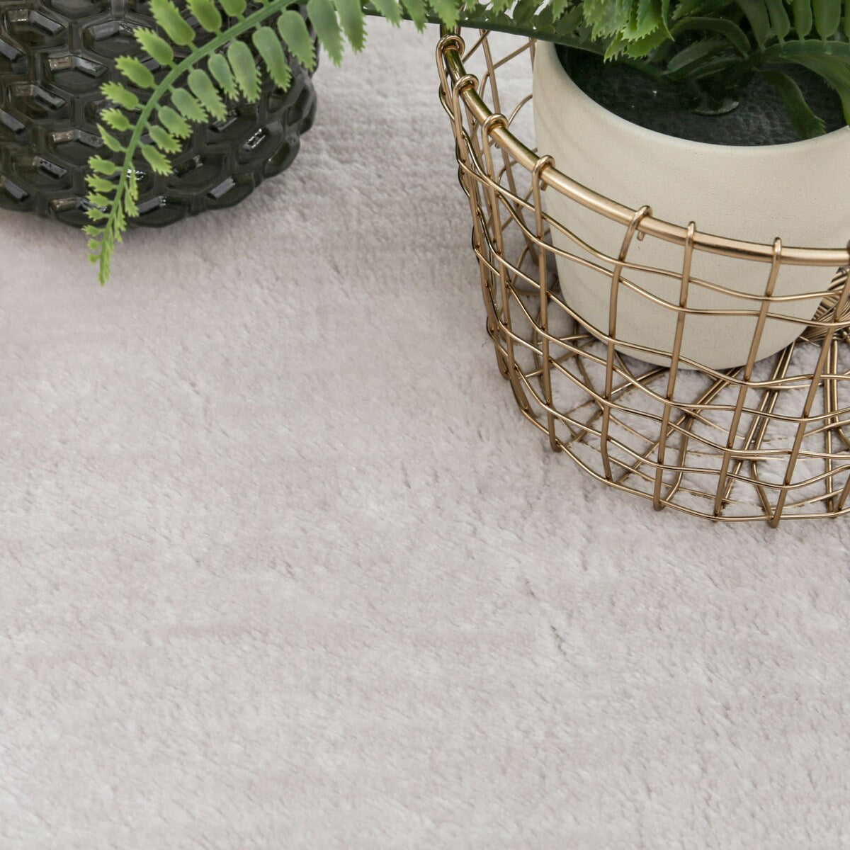 Tapis doux et lavable avec envers antidérapant, disponible en couleurs unies.