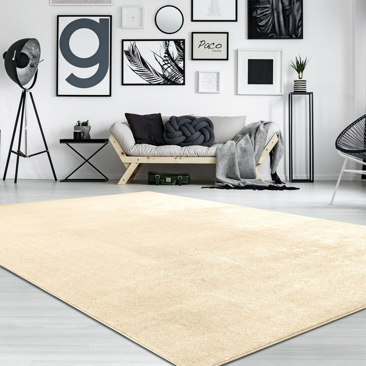 Tapis doux et lavable avec envers antidérapant, disponible en couleurs unies.