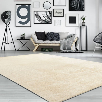 Tapis doux et lavable avec envers antidérapant, disponible en couleurs unies.