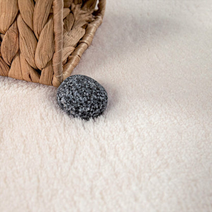 Tapis doux et lavable avec envers antidérapant, disponible en couleurs unies.