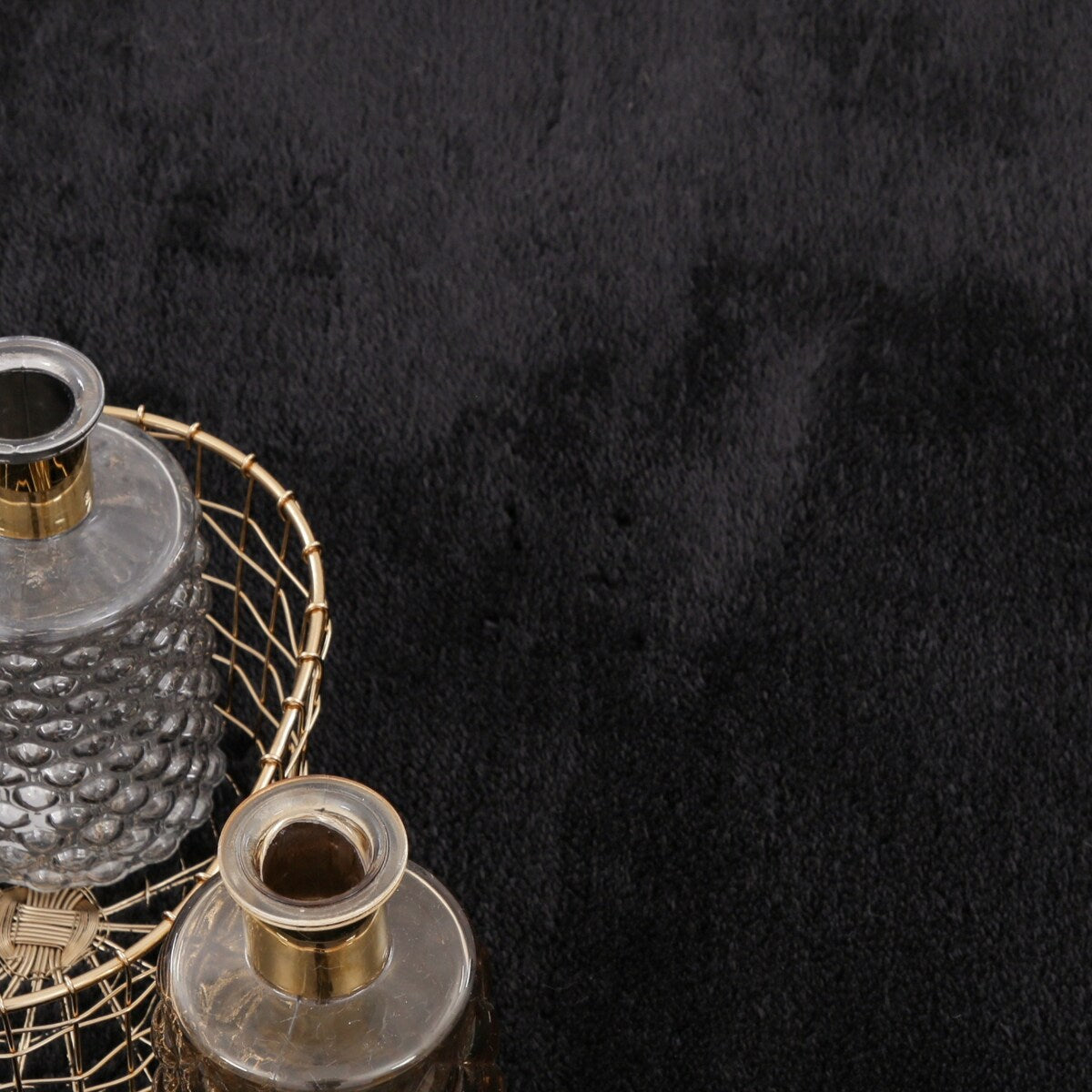 Tapis doux et lavable avec envers antidérapant, disponible en couleurs unies.