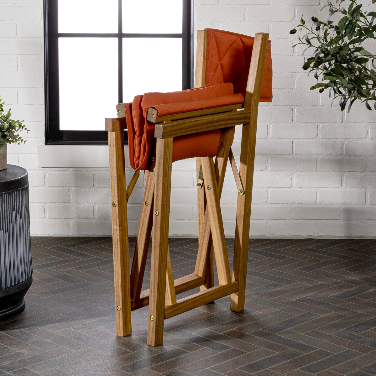 Chaise de réalisateur d'extérieur classique Theo, style milieu de siècle, pliable, en bois d'acacia, avec dossier matelassé en losanges et coussin (lot de 2) par JONATHAN Y