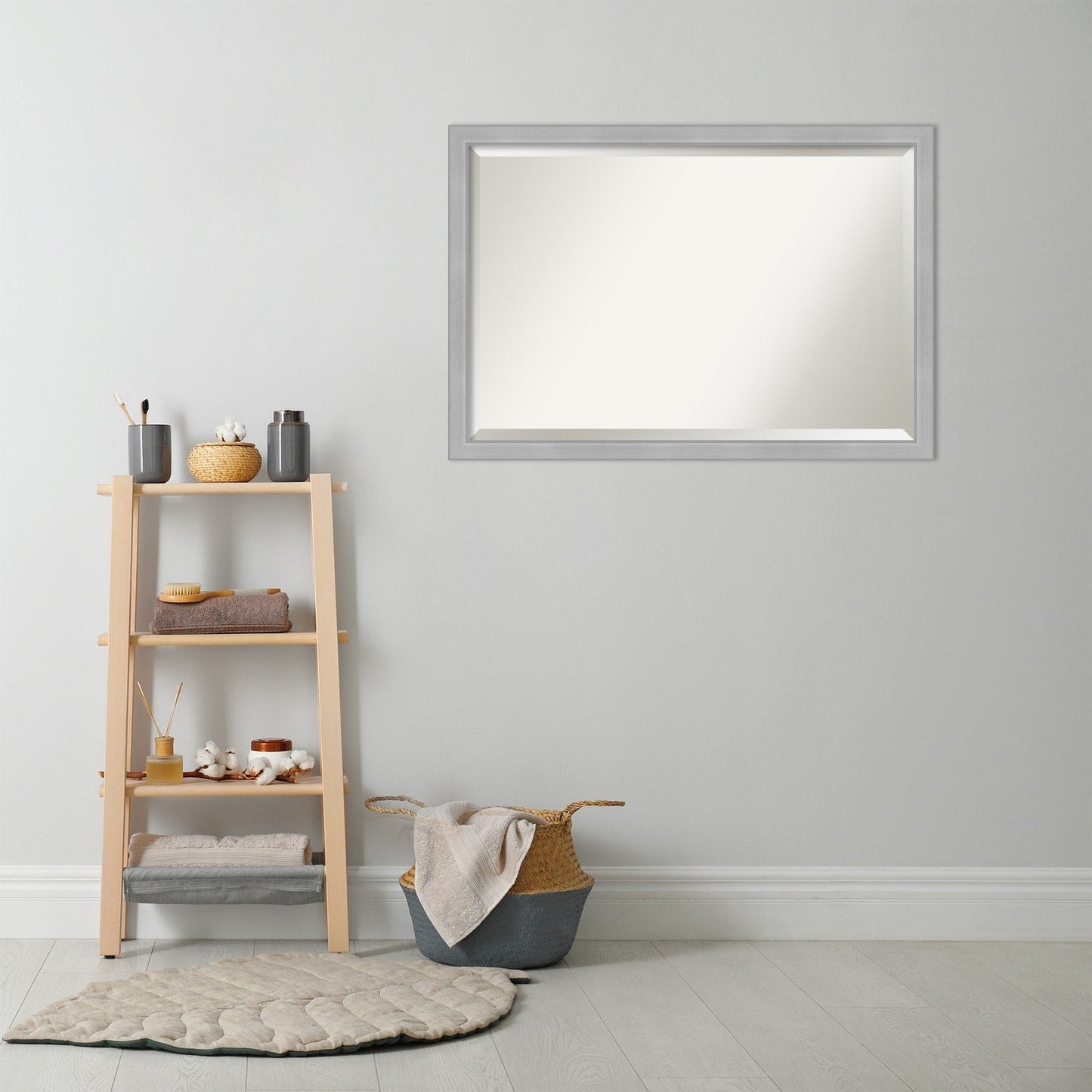 Miroir mural biseauté pour salle de bain - Cadre Vista en nickel brossé